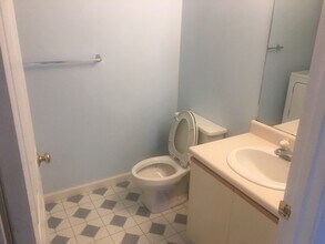 213 Hildred Dr, Unit 213 Hildred Dr in Burlington, VT - Foto de edificio - Building Photo