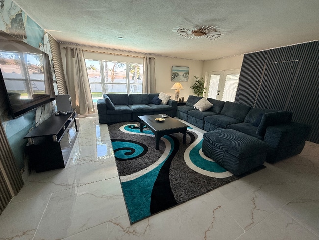 4381 Shore Acres Blvd NE in St. Petersburg, FL - Foto de edificio - Building Photo