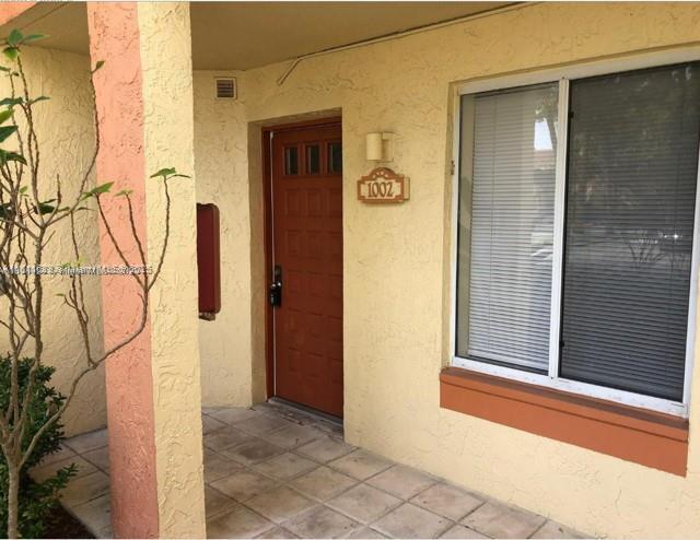 1002 Coral Club Dr in Coral Springs, FL - Building Photo