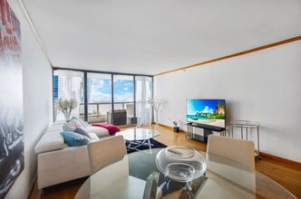 1717 N Bayshore Dr in Miami, FL - Building Photo - Building Photo