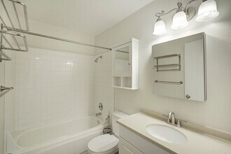 2939 76th Ave SE in Mercer Island, WA - Building Photo - Building Photo