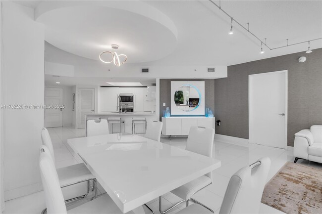 200 Sunny Isles Blvd, Unit 2-504 in Sunny Isles Beach, FL - Building Photo - Building Photo