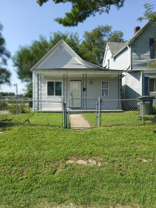 1921 5th St in Madison, IL - Building Photo