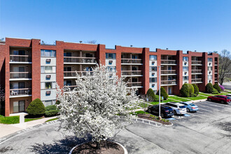 Highview Park Condominiums in West Roxbury, MA - Foto de edificio - Building Photo