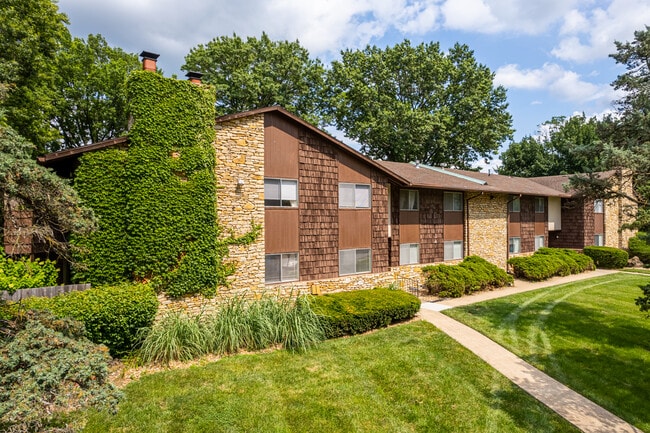 Kenilworth Apartments in Prairie Village, KS - Foto de edificio - Building Photo