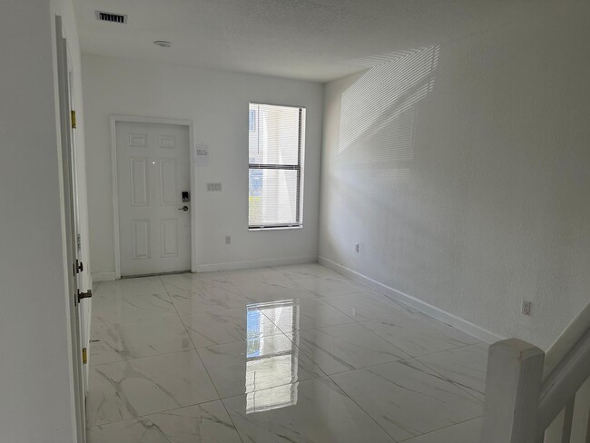 185 SW 185th Way in Pembroke Pines, FL - Foto de edificio - Building Photo