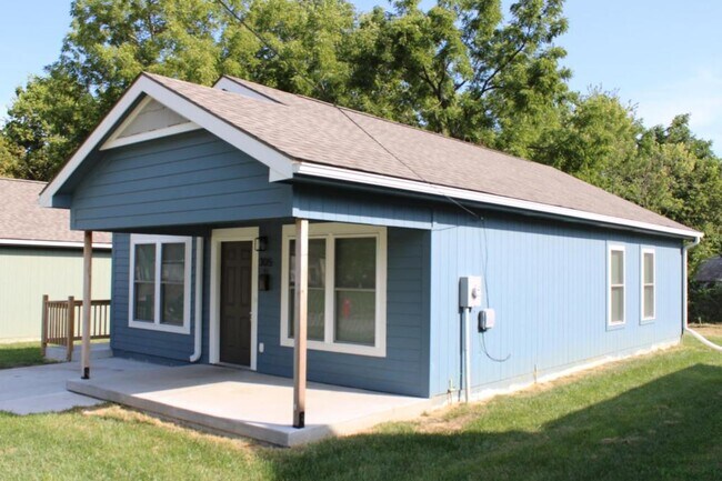 305 E Short Ave in Independence, MO - Foto de edificio - Building Photo