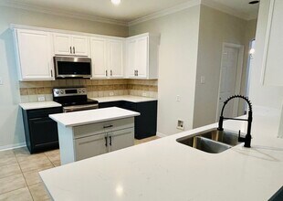 8012 Wyoming Dr in Fort Worth, TX - Foto de edificio - Building Photo