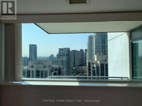21 Hillcrest Ave in Toronto, ON - Building Photo - Building Photo