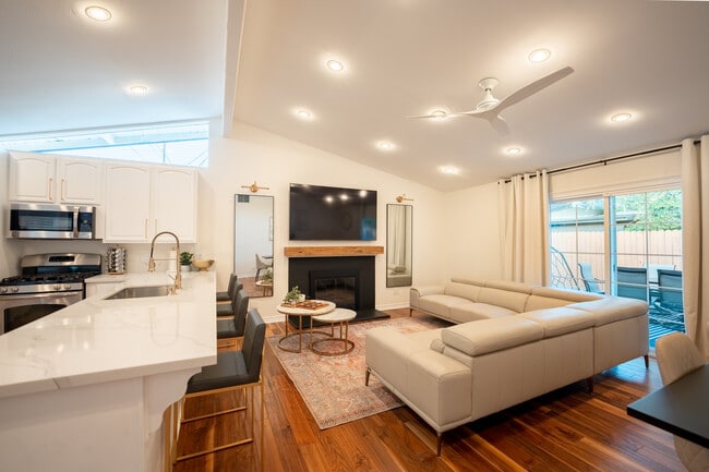 9962 Pacific Ave in Anaheim, CA - Foto de edificio - Building Photo