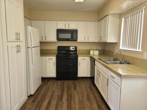 Golden Oak Apartments in Visalia, CA - Building Photo - Building Photo