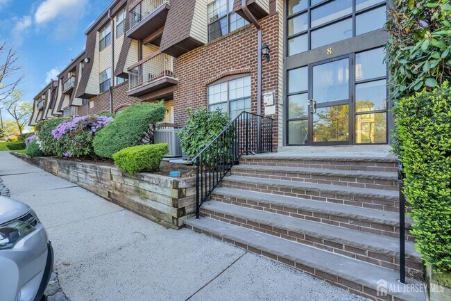 812 Green Hollow Dr in Woodbridge Township, NJ - Building Photo - Building Photo