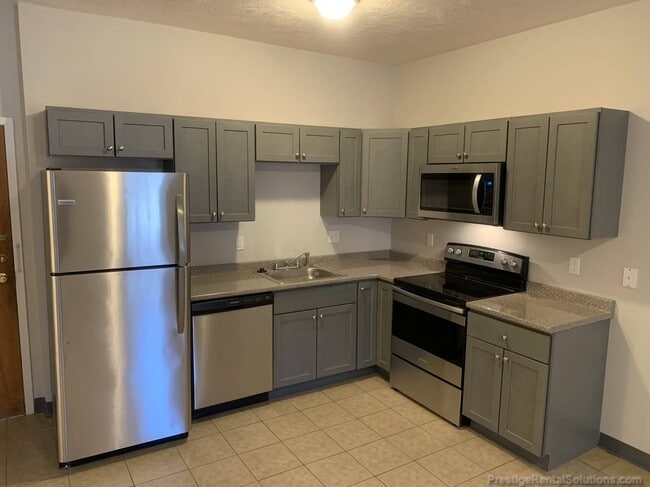 21 Willow St, Unit 1 in Fitchburg, MA - Foto de edificio - Building Photo