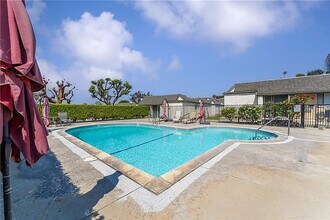 126 Casuda Canyon Dr, Unit D in Monterey Park, CA - Foto de edificio - Building Photo