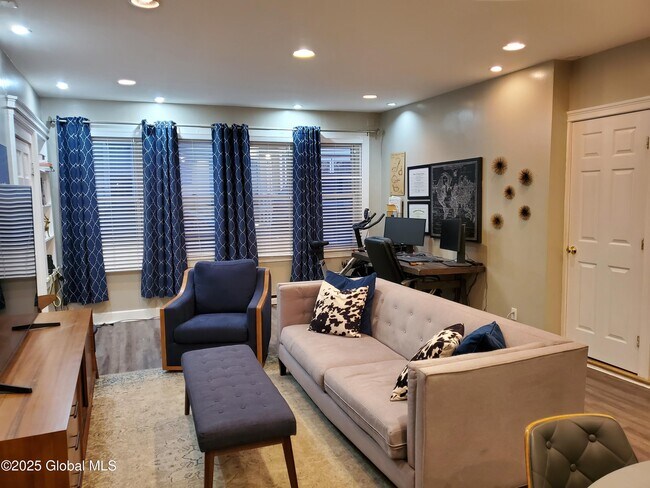 68 Caroline St in Saratoga Springs, NY - Building Photo - Building Photo