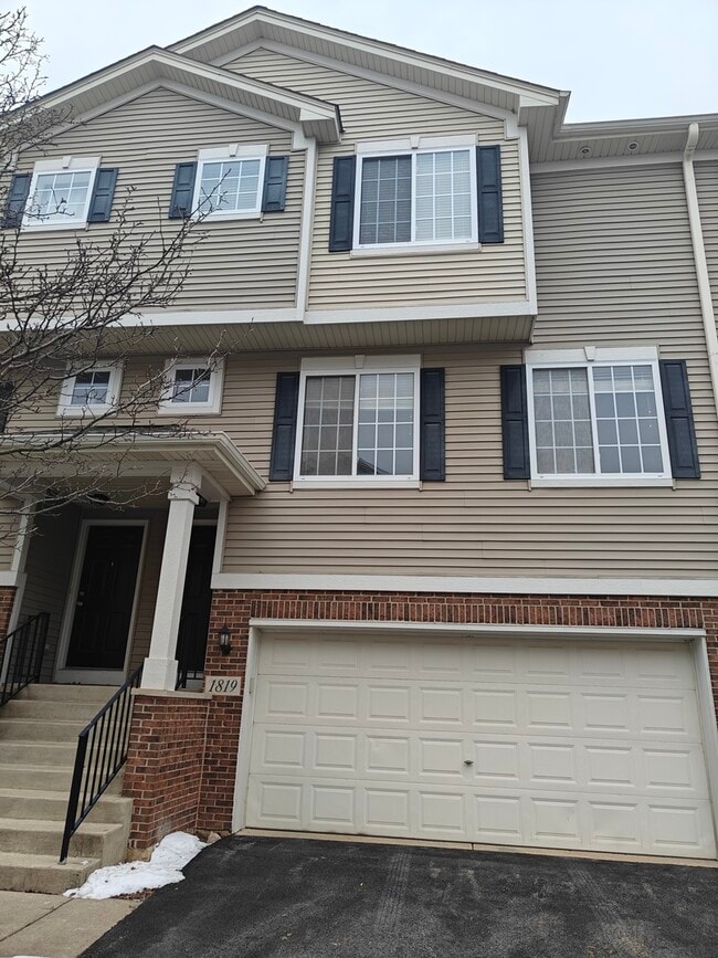 property at 1819 Indian Hill Ln