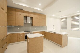 8436 NW 51st Terrace in Doral, FL - Building Photo - Building Photo