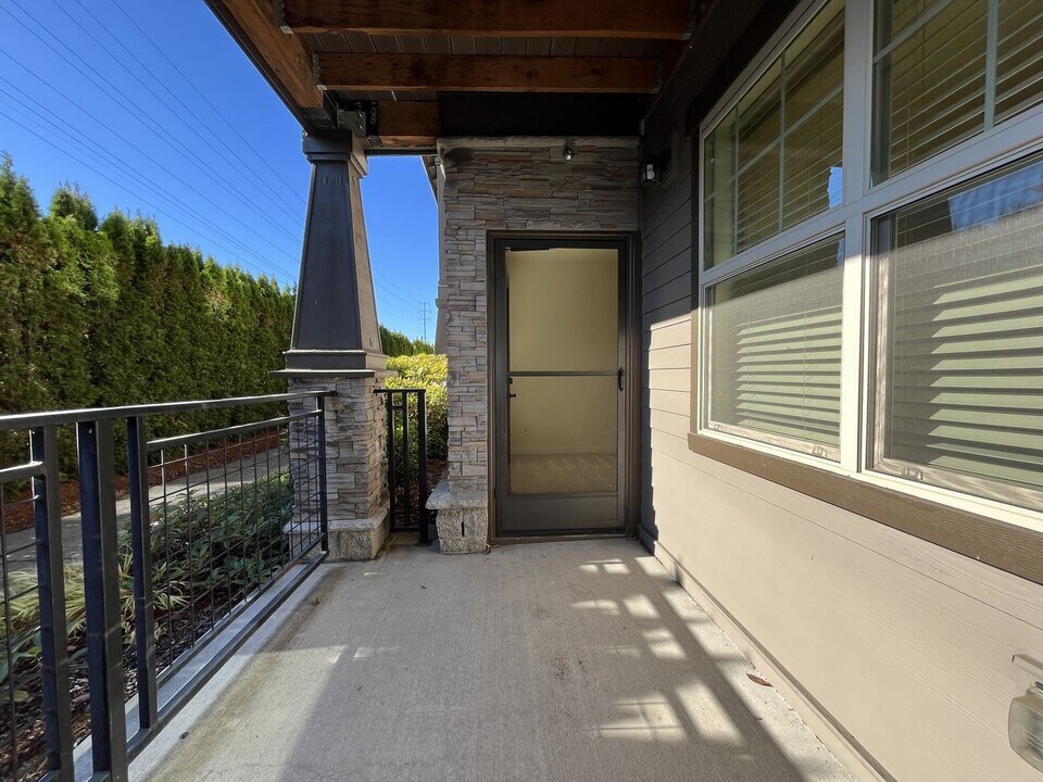 8904 NE Brentford Way in Hillsboro, OR - Foto de edificio