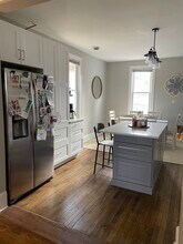 1025 E Hamilton St, Unit Upper in Milwaukee, WI - Building Photo - Building Photo