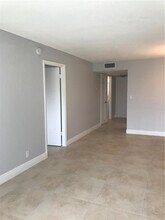 950 Hillcrest Dr, Unit 210 in Hollywood, FL - Foto de edificio - Building Photo