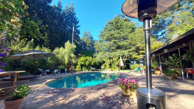 5700 Balmoral Dr in Oakland, CA - Foto de edificio - Building Photo