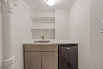 4016 31st Ave in Astoria, NY - Building Photo - Interior Photo