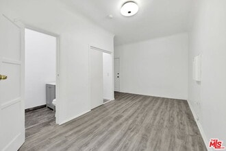 225 E Garfield Ave in Glendale, CA - Building Photo - Building Photo