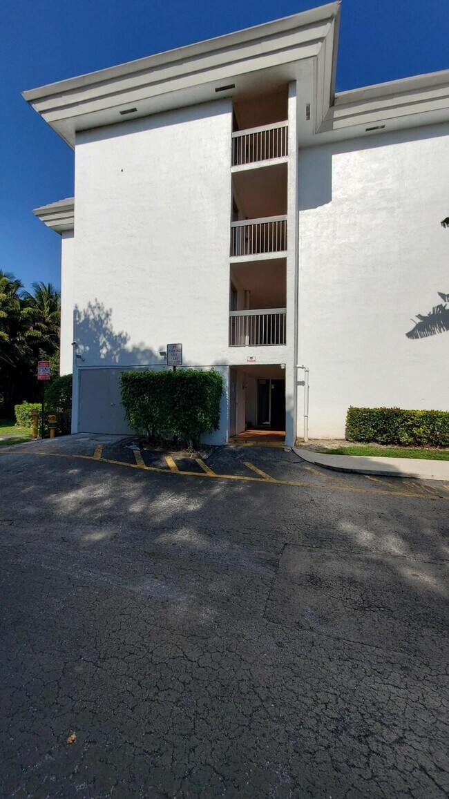 721 N Pine Island Rd in Plantation, FL - Building Photo - Building Photo