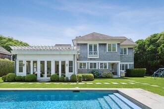 121 Post Ln in Southampton, NY - Foto de edificio - Building Photo