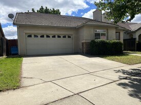 832 Graystone Ct in Yuba City, CA - Building Photo