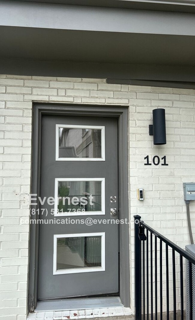 property at 2528 N Fitzhugh Ave