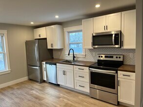 39 Oxford St, Unit Unit 2 in Sanford, ME - Foto de edificio - Building Photo