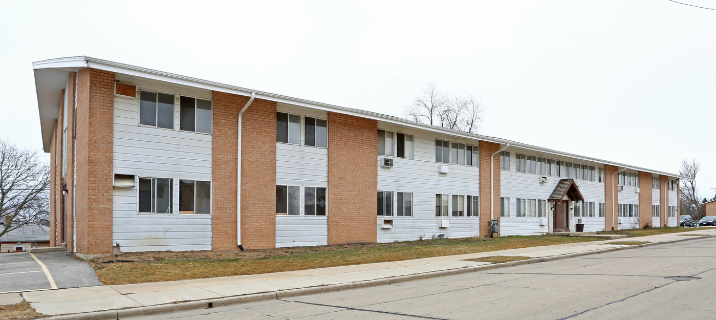 Evergreen Apartments in Racine, WI - Building Photo