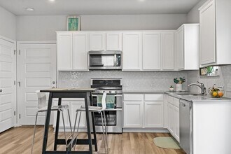 8002 Mandela Bend in Austin, TX - Foto de edificio - Building Photo