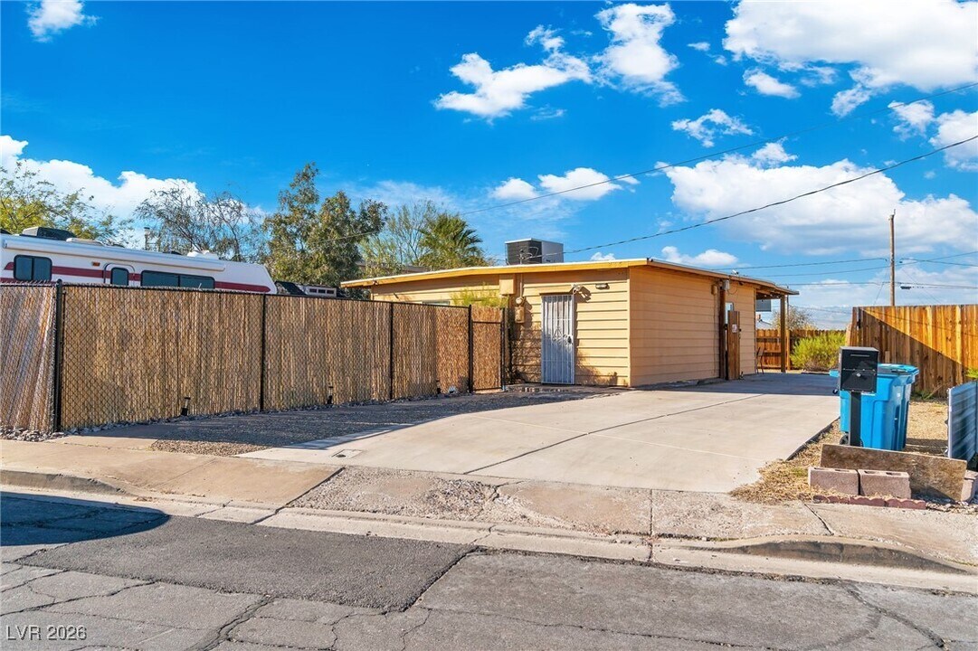 235 Zinc St in Henderson, NV - Foto de edificio