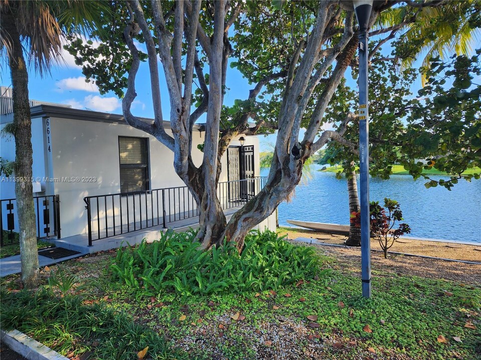 6614 Miami Lakes Dr in Miami Lakes, FL - Building Photo