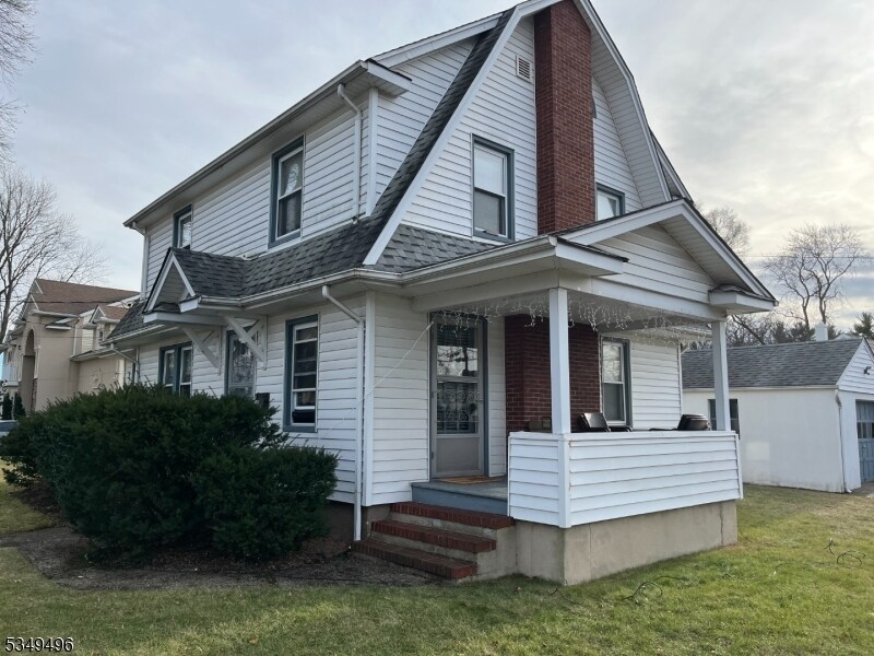 208 W Midland Ave in Paramus, NJ - Building Photo