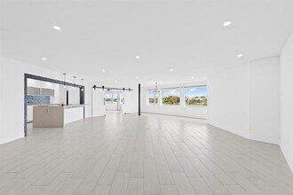 877 NE 195th St in North Miami Beach, FL - Building Photo - Building Photo