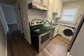 300 Brook Glenn Rd in Taylors, SC - Building Photo - Building Photo