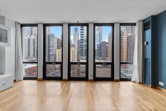 1 E Scott St in Chicago, IL - Building Photo - Building Photo