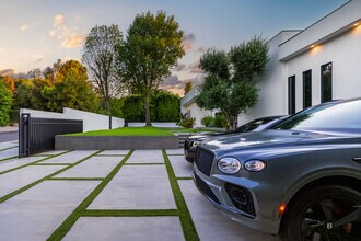 20141 Wells Dr in Woodland Hills, CA - Foto de edificio - Building Photo