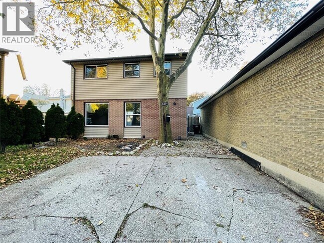 8691 Darlington Crescent in Windsor, ON - Building Photo - Building Photo