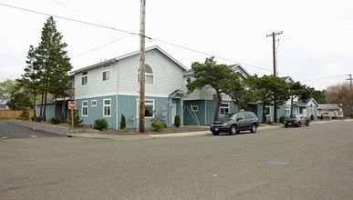 1701-1719 30th St in Florence, OR - Building Photo - Building Photo