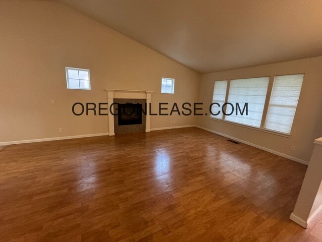 4742 Honeycomb Dr in Eugene, OR - Building Photo - Building Photo