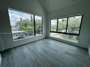 3204 Plaza St in Miami, FL - Building Photo - Building Photo