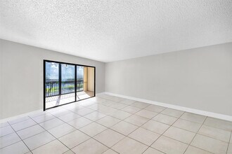2202 S Cypress Bend Dr in Pompano Beach, FL - Building Photo - Building Photo