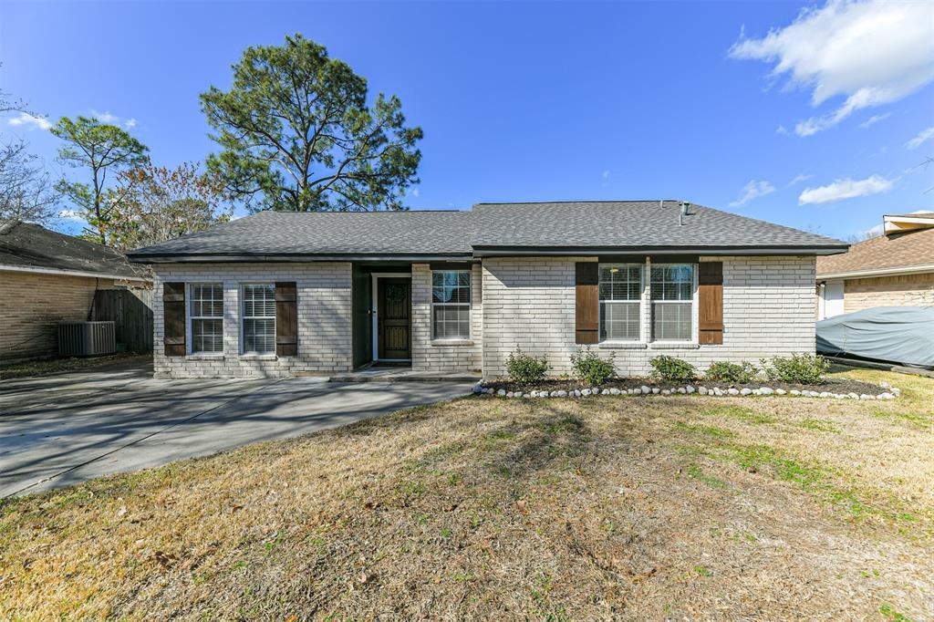 802 Mary Ann Dr in Friendswood, TX - Building Photo