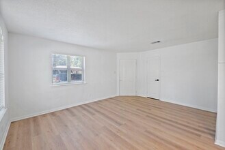 700 Lyle W Ave in Cleveland, TX - Foto de edificio - Building Photo