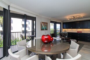 9653 Gulf Shore Dr in Naples, FL - Building Photo