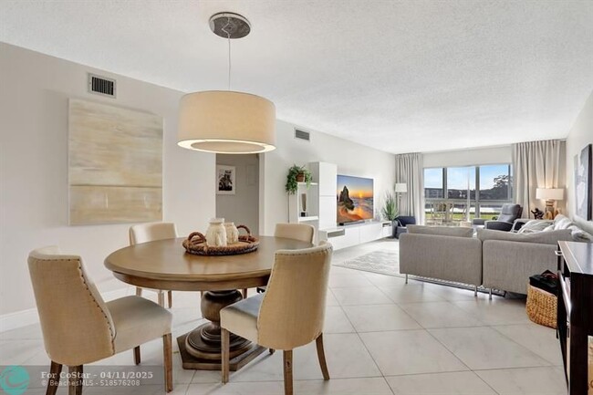 2802 Victoria Way in Pompano Beach, FL - Foto de edificio - Building Photo